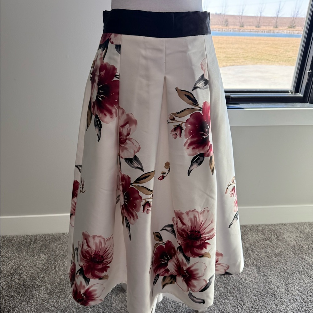 Cute White House skirt. Size 4